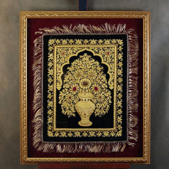 Ценная вещь в багетной раме под стеклом