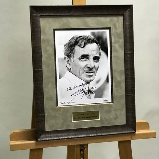 Автограф исполнителя  в багетной раме под стеклом