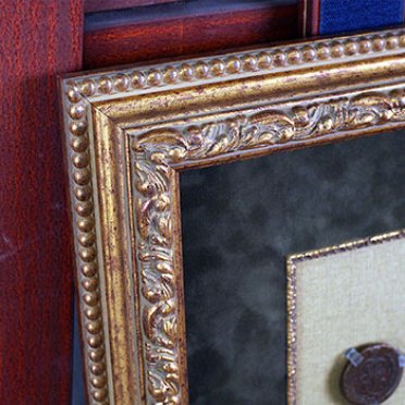 Коллекционные монеты в багетной раме под стеклом