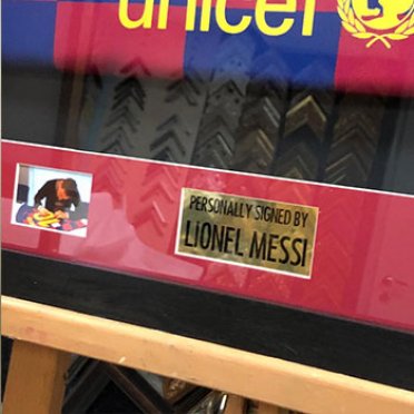 Футболка спортсмена в багетной раме под стеклом