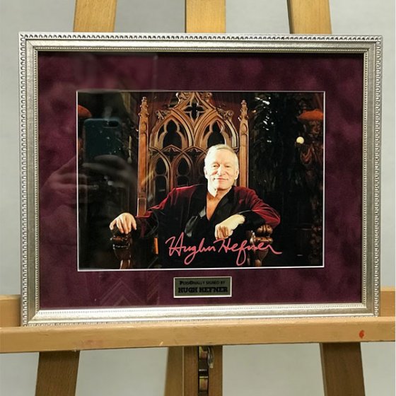 Автограф знаменитости  в багетной раме под стеклом