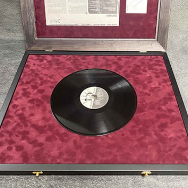 Пластинка с автографом в багетной раме под стеклом