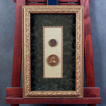 Коллекционные монеты в багетной раме под стеклом