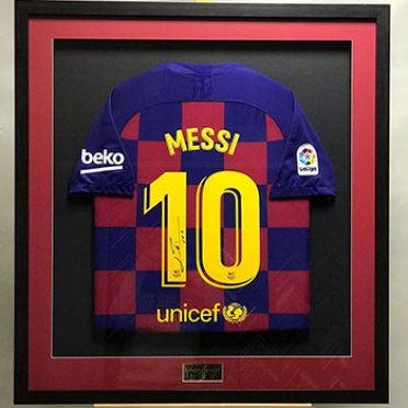 Футболка спортсмена в багетной раме под стеклом