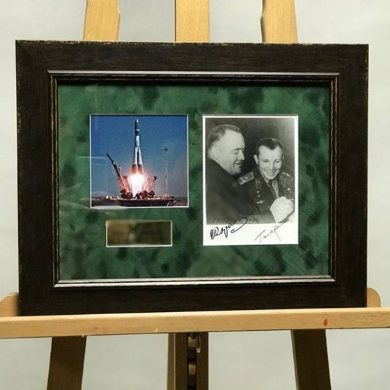 Автограф известного человека в багетной раме под стеклом